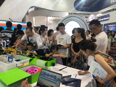 青少年人工智能技術(shù)水平測(cè)試項(xiàng)目亮相首屆智博會(huì)，賦能教育科技新未來(lái)